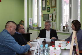 Pokaż zdjęcie: Jerzy Dębski Dyrektor Oddziału PFRON oraz przedstawiciele Fundacji Fuga Mundi