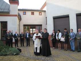 Poświęcenie samochodów celebrowane przez księdza biskupa Kazimierz Gurdę