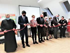 Pokaż zdjęcie: Przecięcie wstęgi jako symboliczne otwarcie Centrum