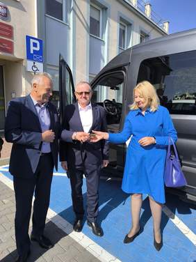 Pokaż zdjęcie: Przekazanie kluczy do nowego samochodu