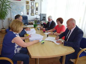 Z prawej przedstawiciele Powiatu Niżańskiego: Robert Bednarz – Starosta, Maria Bednarz – Skarbnik Powiatu, Adam Mach – Wicestarosta, z lewej Pełnomocnicy PFRON w Oddziale Podkarpackim 