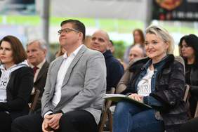 Pokaż zdjęcie: Obok siebie siedzą uczestniczy otwarcia zawodów, w tym Dyrektor Oddziału Lubuskiego PFRON