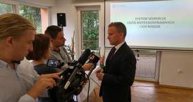 Pokaż zdjęcie: briefing z mediami - Wiceminister Bartosz Marczuk