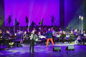 Pokaż zdjęcie: Koncert piosenek francuskich z okazji Dnia Godności Osób z Niepełnosprawnościami w Operze Nova w Bydgoszczy
