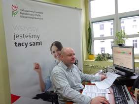 Pokaż zdjęcie: na zdjęciu: Rafał Kwaśniewski - stażysta w Oddziale Łódzkim PFRON  przy  wykonywaniu zakresu zadań określonych na stanowisku pracy