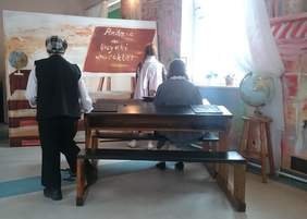 Pokaż zdjęcie: Scena z przedstawienia "Ania z Zielonego Wzgórza"