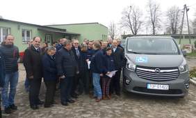 Pokaż zdjęcie: Uczestnicy i pracownicy WTZ w Bidzinach oraz zaproszeni goście podczas uroczystości przekazania pojazdu 