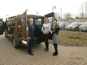 Pokaż zdjęcie: Bus przystosowany do przewozu osób niepełnosprawnych zakupiony dla DPS w Pęcławicach Górnych na podstawie umowy zawartej w „PWRMR III” w 2016 r.