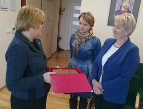 Pokaż zdjęcie: Gratulacje z okazji Jubileuszu Stowarzyszenia "Dać Szansę"