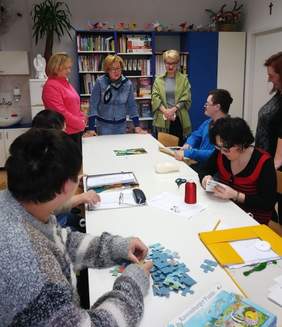 Pokaż zdjęcie: Wizyta dyrektor Marty Mordarskiej w WTZ w Gostwicy