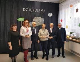 Pokaż zdjęcie: Goście uczestniczący w uroczystości przekazania samochodu