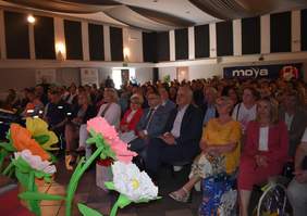 Pokaż zdjęcie: Widownia oglądająca występy artystyczne, zdjęcie pierwszych rzędów.