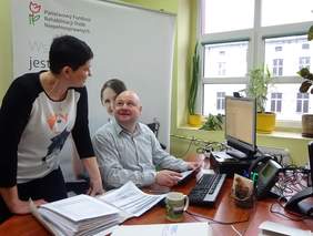 Pokaż zdjęcie: na zdjęciu: Jolanta Redlicka Specjalista ds.wsparcia i współpracy z pracodawcami i opiekun stażysty oraz Rafał Kwaśniewski na stanowisku pracy
