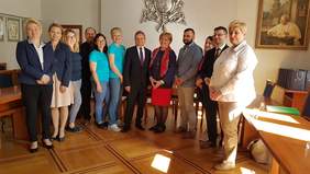 Pokaż zdjęcie: Podpisywanie umów na realizację zadań zlecanych z organizacjami pozarządowymi z powiatu wadowickiego.