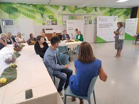 Na środku sali przemawia Aleksandra Gierej, wokół media i uczestnicy wydarzenia