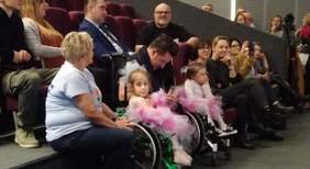Pokaż zdjęcie: zaproszeni goście oraz podopieczni Fundacji