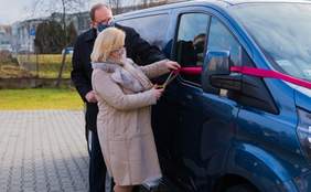 Pokaż zdjęcie: Dyrektor Ośrodka - Agnieszka Zybek odbiera nowy samochód dla uczniów SOSW w Skawinie (Fot. SOSW w Skawinie)