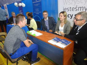 Pokaż zdjęcie: Konwentowi towarzyszyły targi pracy dla osób z niepełnosprawnościami, podczas których pracownicy PFRON udzielali informacji zainteresowanym osobom