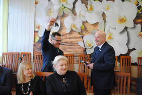 Pokaż zdjęcie: Wręczenie kluczyków do nowego auta