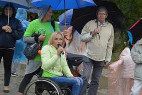 Pokaż zdjęcie: Monika Mazur  Pełnomocnik Fundacji Aktywnej Rehabilitacji i Władysław Skwarka Dyrektor Oddziału Łódzkiego PFRON