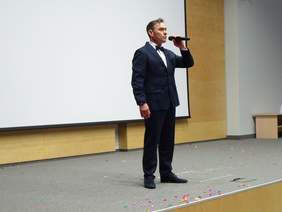 Pokaż zdjęcie: Zespół „KADRoS” i Dariusz Słowiński z Domu Pomocy Społecznej w Machowinie z utworami muzycznymi pt. „Klaun zakochany Klaun” oraz „Zostań z nami melodio”.