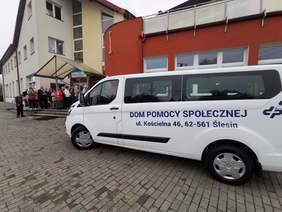 Pokaż zdjęcie: Uroczystość przekazania busa dla mieszkańców Domu Pomocy Społecznej w Ślesinie