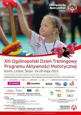 Pokaż zdjęcie: Na górze znajduje się zdjęcie dziewczynki z niepełnosprawnością, która ma na sobie białą koszulkę z logo Olimpiad Specjalnych. Dziewczynka nakłada ringo na drewniany słupek. W prawym, górnym rogu widoczny jest logotyp Olimpiad Specjalnych. Nieco niżej umieszczona została grafika prezentująca uśmiechniętego, latającego jeża trzymającego jednocześnie w swoich łapkach wielobarwne skrzydła motyla. Pod zdjęciem zamieszczone zostały najistotniejsze informacje na temat XIII Ogólnopolskiego Dnia Treningowego Programu Treningu Aktywności Motorycznej Olimpiad Specjalnych, które zostały także uwzględnione w treści niniejszej publikacji. Widoczne są również logotypy: sponsora generalnego, sponsora głównego, partnerów Olimpiad Specjalnych Polska, instytucji współfinansujących wydarzenie, patronów medialnych, instytucji wspierających oraz organizatora Dnia Treningowego Olimpiad Specjalnych.