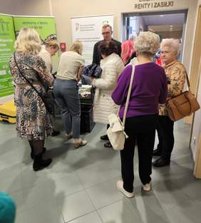 Pokaż zdjęcie: Zainteresowani przy stoisku PFRON oglądają sprzęt proponowany przez OWIT