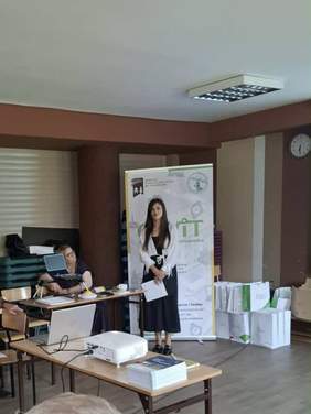 Pokaż zdjęcie: Na zdjęciu przedstawiciel Ośrodka Wsparcia i Testów ze Skarżyska-Kamiennej informuje zebranych o możliwościach wypożyczenia technologii wspomagających osoby z niepełnosprawnościami