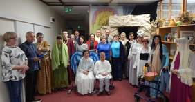 Pokaż zdjęcie: Uczestnicy w kolorowych strojach prezentują program artystyczny przygotowany specjalnie na uroczystość wielkanocną.