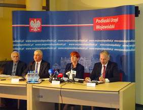 Elżbieta Rafalska minister rodziny, pracy i polityki społecznej oraz Bogdan Paszkowski wojewoda podlaski podsumowali efekty prospołecznych i prorodzinnych programów rządowych i polityki senioralnej. 