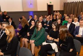 Pokaż zdjęcie: Goście w trakcie wydarzenia