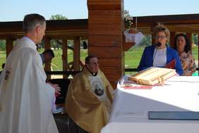 Pokaż zdjęcie: Przekazanie darów przez dyrektor Martę Mordarską 