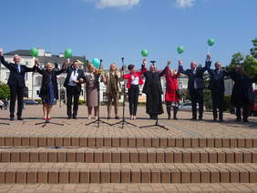 Uczestnicy wydarzenia zgromadzeni na Placu Bartosza Głowackiego w Tarnobrzegu