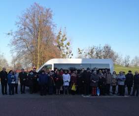 Pokaż zdjęcie: Pamiątkowe zdjęcie z przekazania busa dla WTZ w Kowalewie Pomorskim