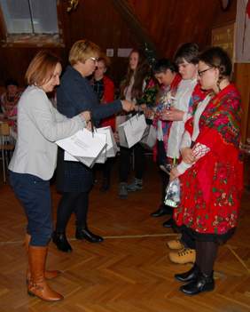 Pokaż zdjęcie: Wręczenie nagród uczestnikom quizu