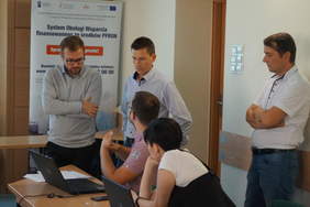 Pokaż zdjęcie:  Pracownicy PCPR w Koninie oraz pracownicy PFRON podczas konsultacji przy wdrożeniu Systemu SOW