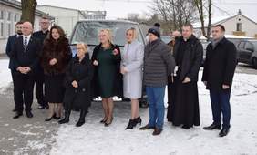 Pokaż zdjęcie: Grupa osób stojąca przy samochodzie