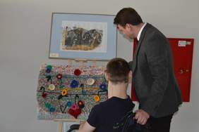 Pokaż zdjęcie: Kierownik WTZ Radosław Kaczmarczyk wraz z podopiecznym