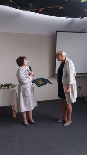 Pokaż zdjęcie: Dyrektor Oddziału Zachodniopomorskiego PFRON Anna Rąbel przekazuje gratulacje z okazji jubileuszu