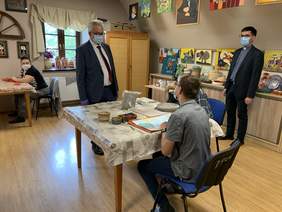 Pokaż zdjęcie: Wizyta Prezesa Zarządu PFRON w Centrum Pomocowym Caritas Archidiecezji Gdańskiej im. św. Matki Teresy z Kalkuty w Krzywym Kole