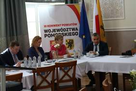 Pokaż zdjęcie: (od prawej) Dariusz Majorek Dyrektor Pomorskiego Oddziału PFRON, Elżbieta Rucińska – Kulesz – Dyrektor Pomorskiego Oddziału Wojewódzkiego NFZ