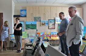 Pokaż zdjęcie: Lubelska Wojewódzka Komisja Konkursowa oceniająca prace plastyczne w kategorii rzeźba kameralna i płaskorzeźba oglądając poszczególne prace