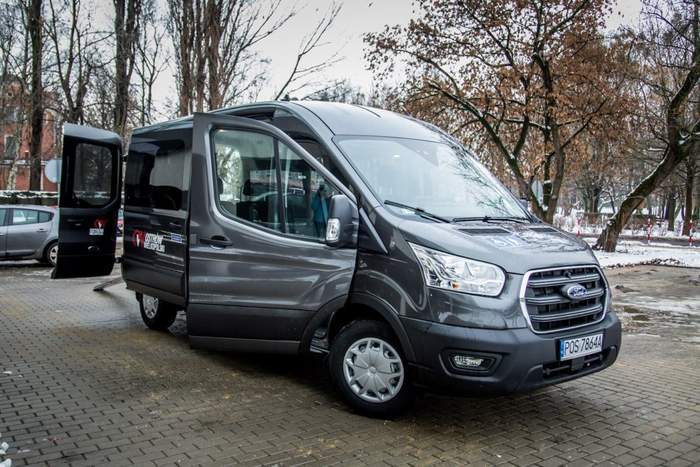 Pokaż zdjęcie: Bus z dofinansowaniem ze środków PFRON dla podopiecznych Dziennego Domu „Senior +” w Ostrowie Wielkopolskim