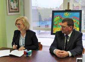 Pokaż zdjęcie: Maryla Symczuk starosta powiatu hrubieszowskiego oraz Wojciech Sołtysiak wicestarosta powiatu hrubieszowskiego