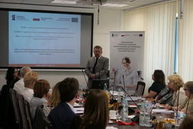 Pokaż zdjęcie: Prezentacja wstępnych założeń modelu kompleksowej rehabilitacji - Łukasz Żmuda, Dyrektor Oddziału Opolskiego PFRON, ekspert wiodący Projektu, w podzespole ds. rehabilitacji zawodowej