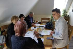 Pokaż zdjęcie: Dyskusja nad pracami plastycznymi o tematyce jesiennej