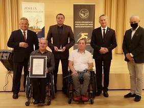 uczestnicy gali, 4 osoby w tym 2 na wózkach inwalidzkich