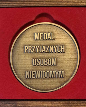 Druga strona medalu: napis Medal przyjaznych osobom niewidomym