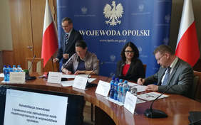 Pokaż zdjęcie: Wicewojewoda Violetta Porowska i dyrektor oddziału PFRON w Opolu Łukasz Żmuda podpisują porozumienie